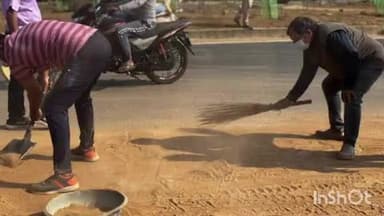 କଟକ ପୌରାଞ୍ଚଳ: ଭେଲଭ୍ୟୁ ଛକରେ କଟକର କାର୍ଯ୍ୟରତ ସାମ୍ୱାଦିକଙ୍କ ଅଭିନବ ଢ଼ଙ୍ଗରେ ପ୍ରତିବାଦ, ରାସ୍ତାରେ ପଡ଼ିଥିବା ବାଲି ସଫା କଲେ