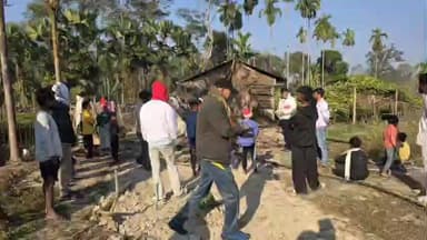 মাৰ্ঘেৰিটা: ২ নং টকৌৱনীত হাতীয়ে কৰা ক্ষয় ক্ষতিৰ বুজ লয় বিধায়ক সুৰেন ফুকনে