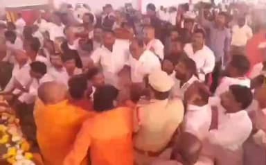 హిమాయత్ నగర్: బ్యానర్ వివాదం చుట్టూ రాజకీయ వేడి.. నిధులు మావే అంటున్న BRS–BJP.. అల్వాల్లో ఘర్షణ