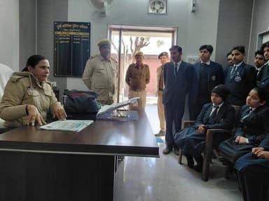 केडीपी स्कूल के विद्यार्थियों का एएसपी कार्यालय का शैक्षिक भ्रमण
नोहर।स्थानीय केडीपी स्कूल के विद्यार्थियों ने सहायक पु...