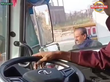 आप जानते हैं कि आरटीओ चेक पॉइंट पर गुंडा टैक्स का सेटअप दद्दू का है और टोटल वसूली में से आधा हिस्सा उसका होता है?
#मुरैन...