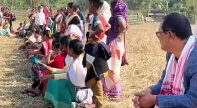 ডিফু: ভোগালী বিহুৰ উৰুকা উপলক্ষে বকলিয়াত অনুষ্ঠিত হোৱা হাঁহ ধৰা হাঁহিৰে ভৰা খেল উপভোগ কৰে বিধায়ক নুমল মমীনে