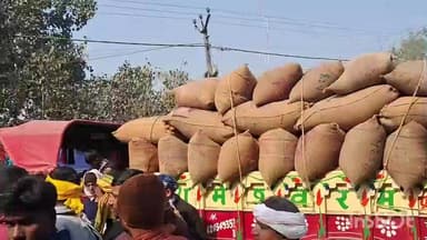 चरपोखरी: चरपोखरी में धान खरीदारी बाधित होने और लक्ष्य बढ़ाने को लेकर आक्रोशित किसानों ने किया सड़क जाम