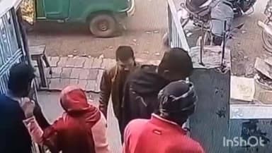 डुमरांव: बाइक चोर: समृद्ध लिबास वाला युवक निकला बाइक चोर, डुमरांव अस्पताल से चोरी, सीसीटीवी में कैद