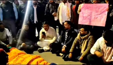 जहानाबाद जिले के एक गांव के बेटी के साथ पटना में दुष्कर्म के बाद की हत्या स्वजन ने की जांच की मांग।
#BiharNews #viralpo...