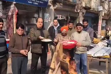 सदर बाज़ार: दिल्ली के सदर बाजार में व्यापारियों ने लोहड़ी का पर्व धूमधाम से मनाया