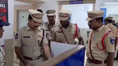 ఇబ్రహీంపట్నం: చందానగర్ పోలీస్ స్టేషన్ను అకస్మికంగా తనిఖీ చేసి పెండింగ్ కేసులపై సమీక్ష నిర్వహించిన డీసీపీ శ్రీనివాస్