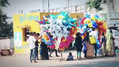 વડાલી: શહેરમાં ગેસ બલૂન વીજ તાર ને અડી જતા ફૂટ્યા: પેટ્રોલ પંપ પાસે મોટી દુર્ઘટના ટળી, કાર પણ ઝપેટમાં આવી જતા નુકસાન