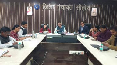 सीहोर नगर: जिला पंचायत सभाकक्ष में टीएल की बैठक आयोजित, कलेक्टर ने सीएम हेल्पलाइन के प्रकरणों की समीक्षा की