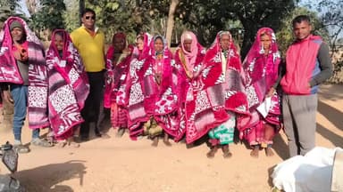 मांडर: गौरी शंकर मठटोली में जीप सदस्य ने निजी कोष से जरूरतमंदों के बीच कंबल वितरण किया