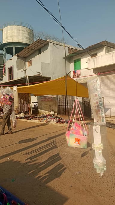 चिचोली बाजार में सब्जी कि दूकान हटा कर कपड़े व्यापारी को जगह दी गई है