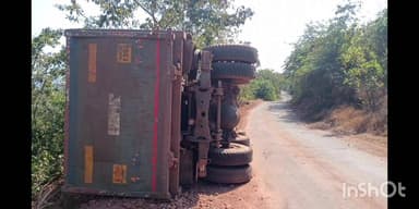 दापोली: रोवले उंबरशेत येथे बॉक्साइट वाहून नेणारा डंपर पलटला