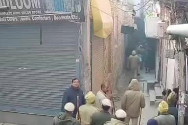 सिविल लाइन्स: वजीराबाद के संत नगर में अतिक्रमण हटाने गई पुलिस टीम और नगर निगम के अधिकारियों पर पथराव