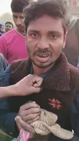 त्रिवेणीगंज: त्रिवेणीगंज के जदीया बाजार में मोबाइल चोरी कर भाग रहा व्यक्ति, स्थानीय लोगों ने पकड़ा