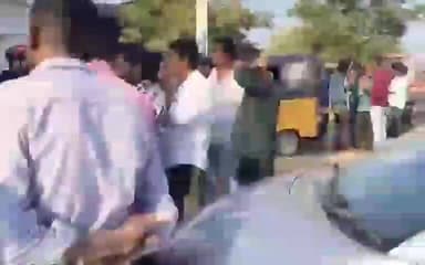 అలంపూర్: కలుకుంట్ల నంది బయోటేక్ కంపెని ఎదుట జీతాలు చెల్లించాలంటూ కార్మికులు నిరసన