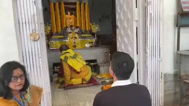 কোচবিহার ১: কোচবিহারের ঐতিহ্যবাহী মদনমোহন মন্দিরে পূজো দিলেন সাংসদ অভিষেক ব্যানার্জি