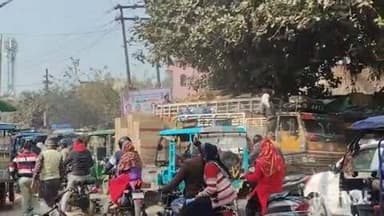 फर्रुखाबाद: फुटपाथ पर वाहनों की अवैध पार्किंग के कारण कादरी गेट तिराहा पर लगा भीषण जाम, एंबुलेंस भी फंसी रही