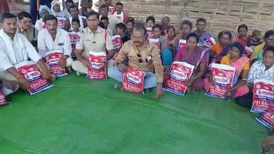 అసిఫాబాద్: పాటగూడ గ్రామంలో దుప్పట్లు పంపిణీ చేసిన కెరమెరి ఎస్ఐ మధుకర్