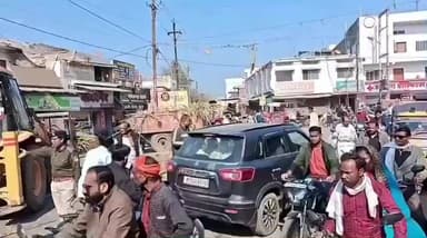 नरसिंहपुर: ओवरलोड के कारण ट्राली का टायर फटा, गनीमत रही कोई जनहानि नहीं हुई: यातायात प्रभारी