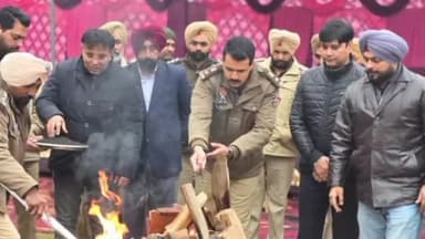 ਨਿਹਾਲ ਸਿੰਘਵਾਲਾ: ਮੋਗਾ ਪੁਲਿਸ ਵੱਲੋਂ ਪੁਲਿਸ ਲਾਈਨ ਵਿੱਚ ਲੋਹੜੀ ਦਾ ਤਿਉਹਾਰ ਬੜੇ ਉਤਸ਼ਾਹ ਨਾਲ ਮਨਾਇਆ ਗਿਆ ਇਸ ਸਮਾਗਮ ਵਿੱਚ SSP ਮੋਗਾ ਵਿਸੇਸ਼ ਤੌਰ ਤੇ ਪਾਹੁੰਚੇ