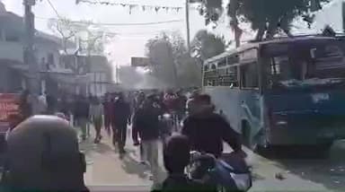 अमनौर: भेल्दी चौक पर हत्या के विरोध में प्रदर्शन कर रहे ग्रामीणों को ग्रामीण एसपी ने समझा-बुझाकर शांत कराया