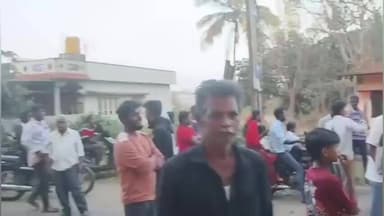 ಹುಣಸೂರು: ಹುಲಿ ದಾಳಿ ಗ್ರಾಮಸ್ಥರು ರಸ್ತೆ ತಡೆ ನಡೆಸಿ ಟೈರ್ ಗೆ ಬೆಂಕಿ ಹಚ್ಚಿ ಆಕ್ರೋಶ