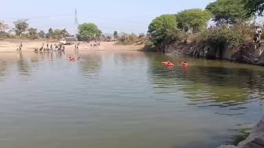 कवर्धा: तरेगांव में तीन दिन से लापता श्रमिक का नहीं चला पता, संसाधनविहीन गोताखोर तालाब में बेबस, 15-20 साल पुरानी पत्थर खदान