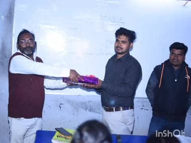 पड़वा: पंडवा स्थित एलएलटीसी के डायरेक्टर मुनीर हुसैन ने सीजीएल में चयनित एएसओ और सीआई को किया सम्मानित।