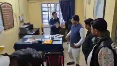 ব্যারাকপুর ২: ব্যারাকপুর মহকুমায় ভুয়ো ভোটারের তথ্য দিতে এসে তথ্য দিতে না পেরে বিক্ষোভ বিজেপি জেলা সভাপতি ও বিধায়কের