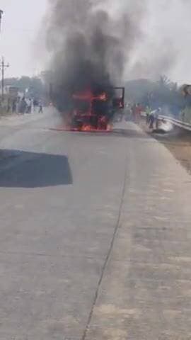 अंबड: जालना शहागड रोडवर वडीगोद्री डाव्या कालव्याजवळ भारत ब्रँच हायवा जळून खाक