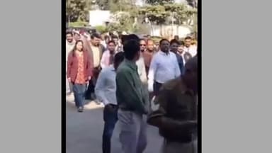 भीकनगांव: पटवारियों के निलंबन के विरोध में प्रदर्शन, पटवारी संघ तीन दिन सामूहिक अवकाश पर, सरकारी वॉट्सऐप ग्रुप भी छोड़ा