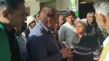 अमृतपुर: राजेपुर पीसीएम कृषकजन सेवा केंद्र पर सचिव द्वारा यूरिया खाद अधिक दामों में बेची जा रही थी