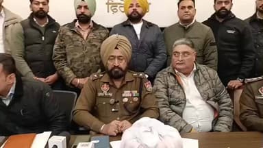 ਫ਼ਿਰੋਜ਼ਪੁਰ: ਯੁੱਧ ਨਸ਼ਿਆਂ ਦੇ ਵਿਰੁੱਧ ਮੁਹਿੰਮ ਤਹਿਤ ਦਾਣਾ ਮੰਡੀ ਨੇੜੇ ਦੋ ਕਿਲੋ 306 ਗ੍ਰਾਮ ਹੈਰੋਇਨ ਮੋਬਾਈਲ ਅਤੇ ਮੋਟਰਸਾਈਕਲ ਸਮੇਤ ਨਸ਼ਾ ਤਸਕਰ ਕੀਤਾ ਕਾਬੂ