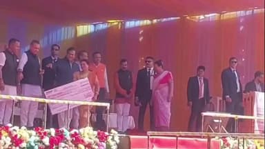 শিলচর: কাটিগড়ায় ১৮ হাজার ৫৭৮ জন মহিলাদের মধ্যে ১০ হাজার টাকা করে চেক তুলে দেন অসমের মূখ্যমন্ত্রী