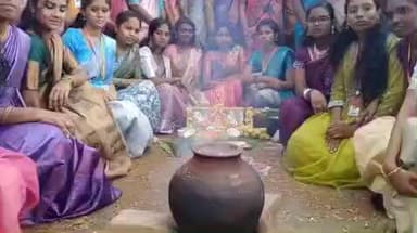 திருப்பூர் தெற்கு: திருமுருகன்பூண்டி பகுதியில் உள்ள தனியார் கல்லூரியில் பொங்கல் விழாவை முன்னிட்டு கல்லூரி மாணவிகள் பொங்கல் வைத்து நிகழ்ச்சிகளில் கலந்து கொண்டனர்