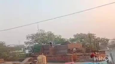 इगलास: इगलास थाना क्षेत्र के गांव जवार में दो समुदाय के लोगों के बीच जमकर हुआ पथराव, वीडियो हुआ वायरल