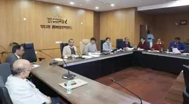 जिलाधिकारी, पटना द्वारा प्रोजेक्ट मॉनिटरिंग ग्रुप की बैठक में 30 से अधिक विकास परियोजनाओं के क्रियान्वयन की समीक्षा की गई तथा आ रही बाधाओं को दूर किया गया। सभी परियोजनाओं में अच्छी प्रगति है।