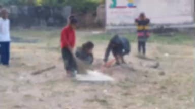 સંખેડા: મોરડ પ્રાથમિક શાળામાં બાળકો શાળાના કમ્પાઉન્ડમાં કચરો સાફ કરતા જોવાયા, શું આ રીતે ભણશે ગુજરાત? અનેક સવાલો