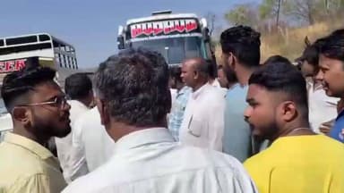 ಜಮಖಂಡಿ: ನಗರದ ಕಟ್ಟೆ ಕೆರೆ ಬಳಿ ಎರಡು ಬೈಕಗಳಿಗೆ ಗುದ್ದಿದ ಖಾಸಗಿ ಬಸ್