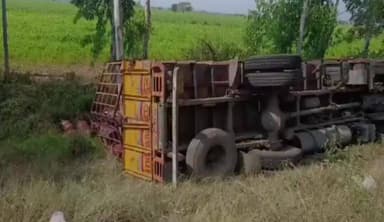 నల్లగట్ల సమీపంలో ఇండియన్ గ్యాస్ సిలిండర్ల లారీ బోల్తా, డ్రైవర్ కు గాయాలు