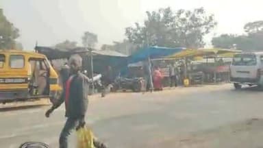 अमृतपुर: राजपुर कस्बे में रोड के किनारे रखे खोखे हो सकता बड़ा हादसा, बीते दिन ट्रक पलटने से आधा दर्जन खोखे हुए क्षतिग्रस्त