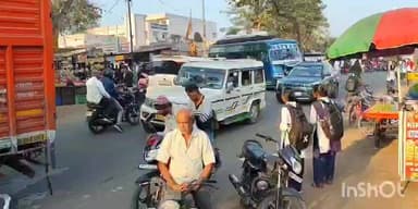 केवलारी: चांदनी चौक में वाहनों के खड़े होने से जाम, स्कूली बच्चों को हो रही परेशानी