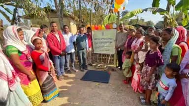 তিনিচুকীয়া: ইটাখুলি উন্নয়ন খণ্ডৰ বৰগুৰি গাঁও পঞ্চায়তত কেইবাটাও আঁচনিৰ শিলান্যাস কৰে বিধায়ক সঞ্জয় কিষানে