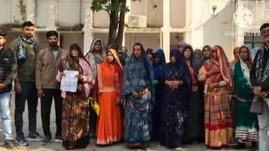 महरौनी: चढ़रऊ में खुली देसी शराब की दुकान बंद कराने की मांग को लेकर गांव की महिलाओं और बच्चों ने एडीएम को सौंपा ज्ञापन