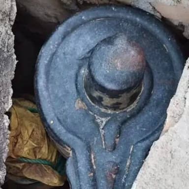 नरवल: नरवल थाना क्षेत्र में शिव मंदिर से शिवलिंग चोरी होने पर मचा हड़कंप, घटनास्थल से थोड़ी दूर पर मिला शिवलिंग