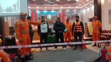 তুফানগঞ্জ ১: জেলা বিপর্যয় দপ্তরের তরফে তুফানগঞ্জ পঞ্চায়েত সমিতির হলঘরে আয়োজিত NDRF এর প্রশিক্ষণ শিবির