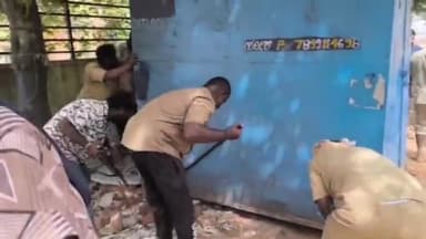 ತಿಪಟೂರು: ನಗರದಲ್ಲಿ ಫುಟ್ ಪಾತ್ ನಲ್ಲಿ ಜಾಗ ಒತ್ತುವರಿ ಮಾಡಿದ್ದ ಅಂಗಡಿಗಳನ್ನು ತೆರವು ಮಾಡಿದ ನಗರಸಭೆ ಅಧಿಕಾರಿಗಳು