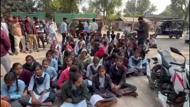 बसवा: बांदीकुई में टीचर के तबादले पर स्टूडेंट्स ने प्रदर्शन किया, स्कूल से 4 किलोमीटर दूर एसडीएम ऑफिस पहुंचे