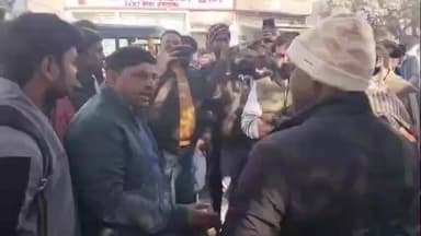 हसनपुर: विद्युत मीटर लगाने और उखाड़ने को लेकर अस्पताल संचालक और जेई के बीच नोंक-झोंक, संचालक ने जेई पर आरोप लगाए