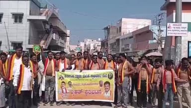 ಲಿಂಗಸೂರು: ಹೃದಯ ರೋಗ ತಜ್ಞರ ನೇಮಕಕ್ಕೆ ಆಗ್ರಹಿಸಿ ಅರೆಬೆತ್ತಲೆ ಮೆರವಣಿಗೆ